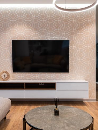 Guide pratique pour choisir la hauteur parfaite de votre TV murale dans la chambre